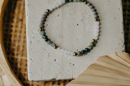 Armband mit grünem Grasstein, weiße und graue Glasperlen