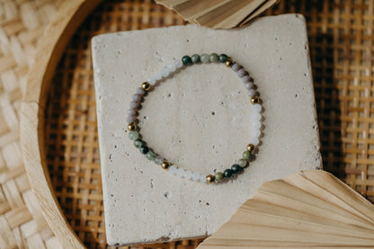 Armband mit grünem Grasstein, weiße und graue Glasperlen