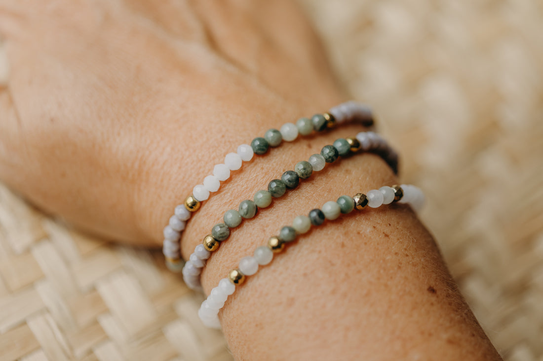 Armband mit grünen Grasstein, weißen und grauen Perlen