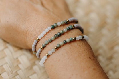 Armband mit grünem Grasstein, weiße und graue Glasperlen