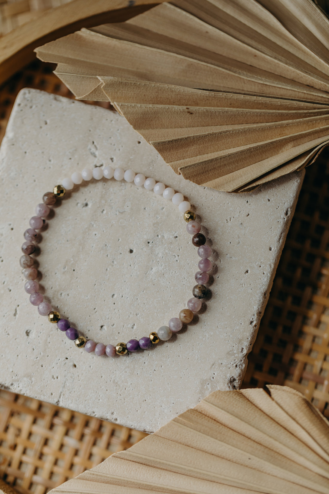 Armband lila Jade, creme und lila Glasperlen