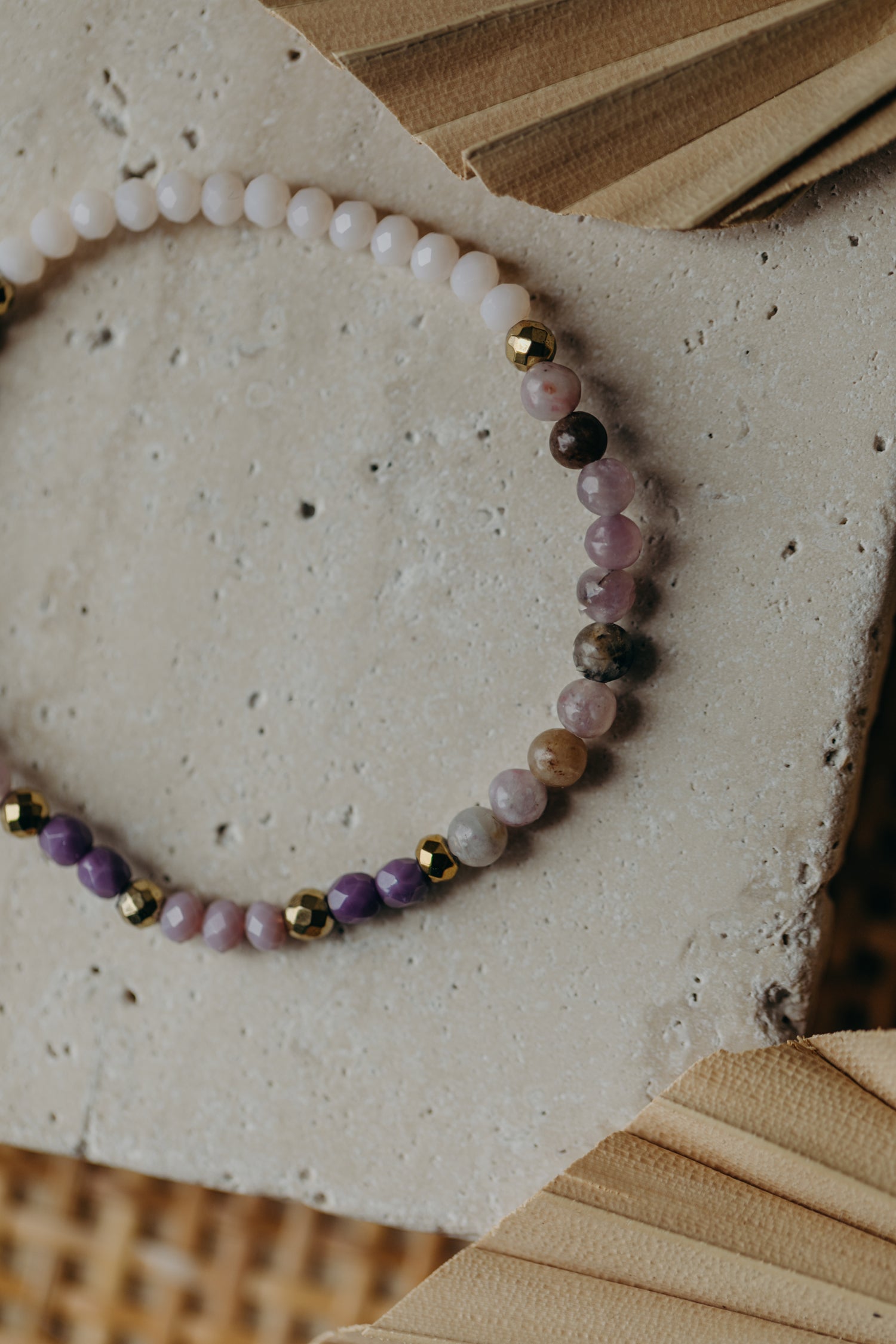 Armband lila Jade, creme und lila Glasperlen