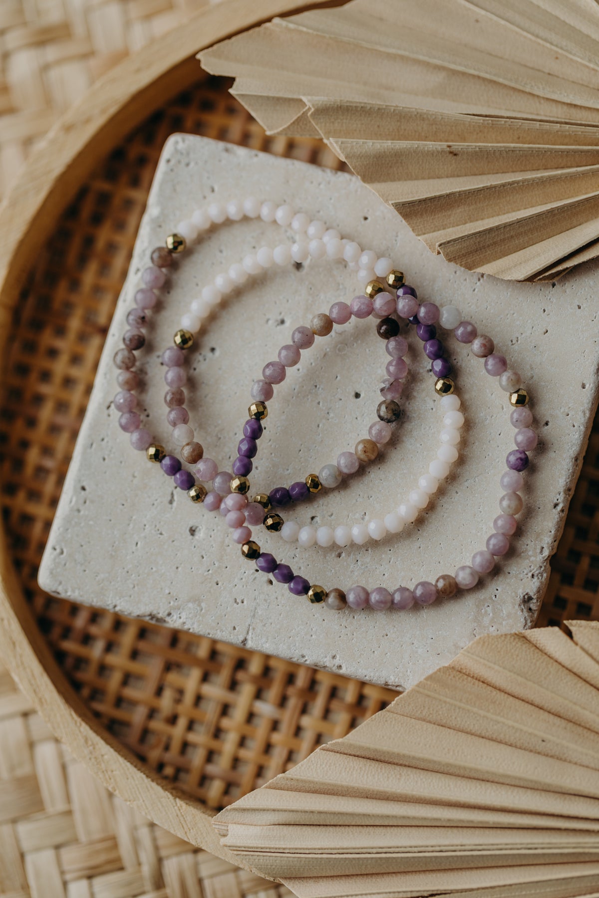 Armband lila Jade, creme und lila Glasperlen