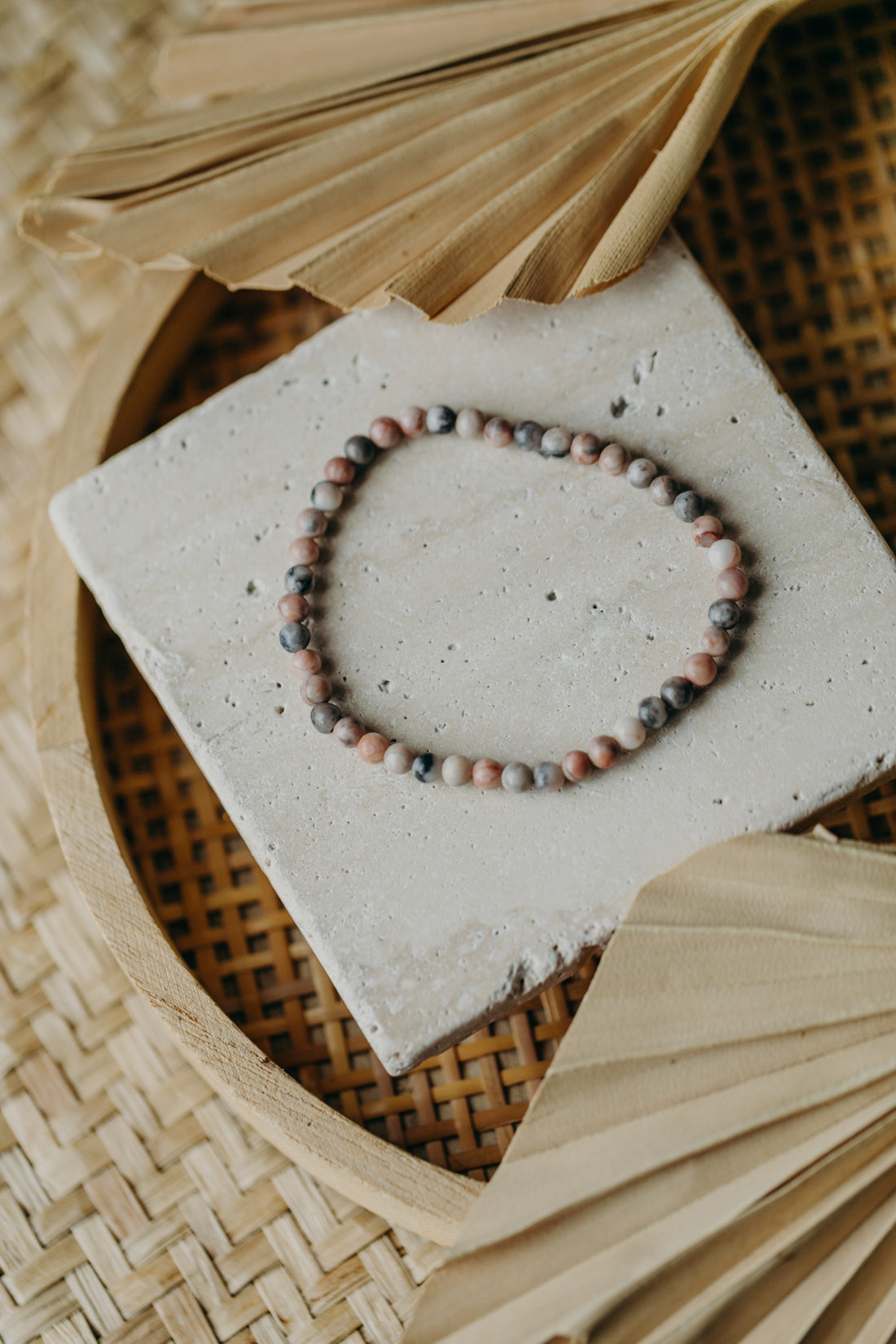 Armband mit rosa-grauen Achat Edelstein Perlen (4 mm)