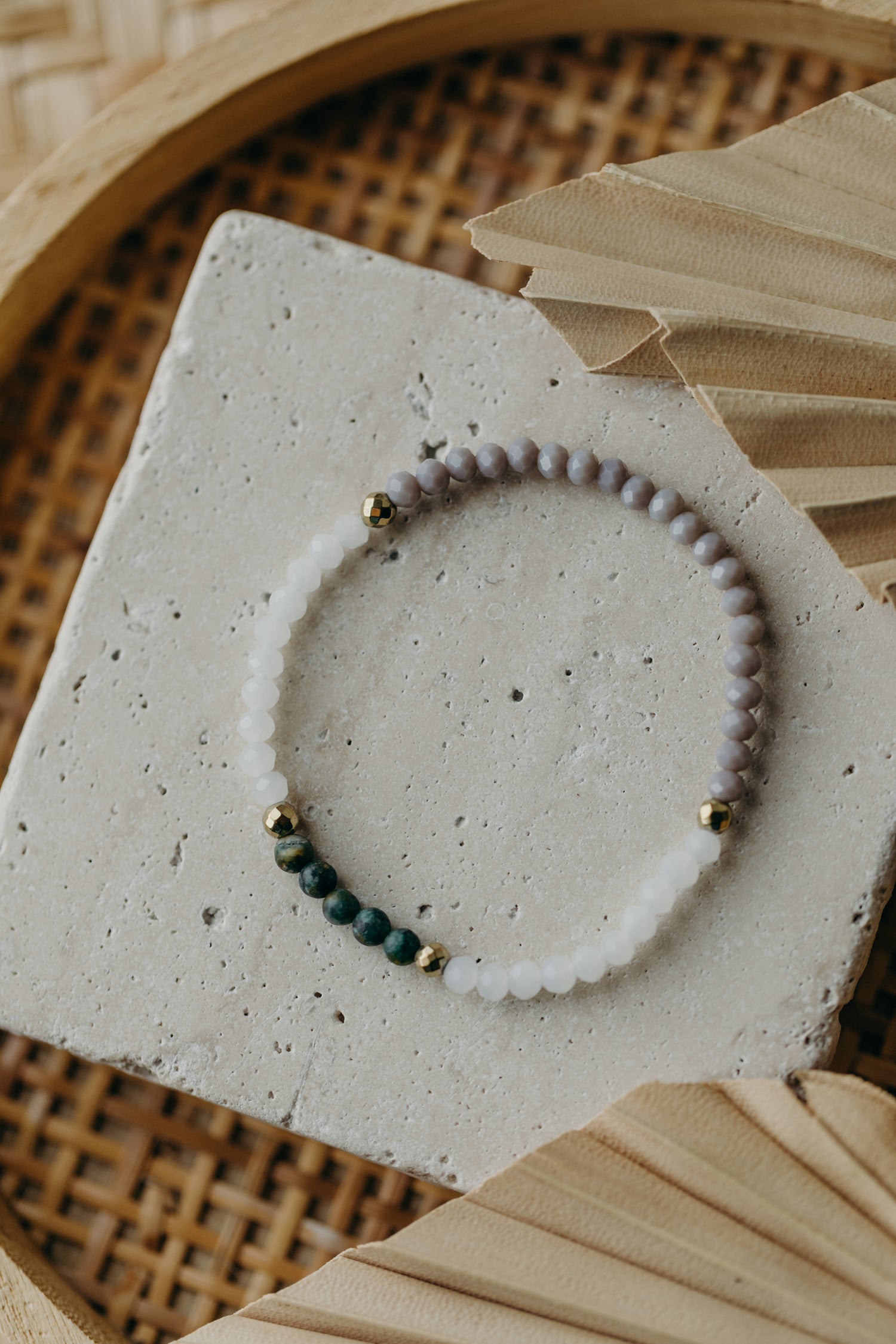 Armband dunkelgrünem Achat Perlen, hellen und grauen Glasperlen