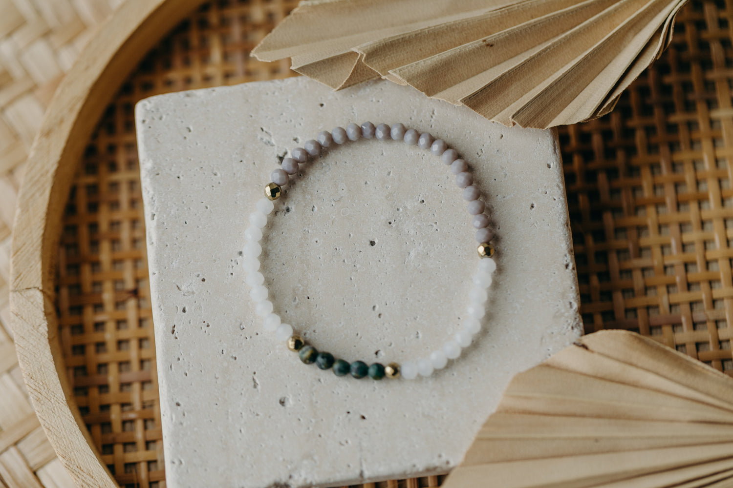 Armband dunkelgrünem Achat Perlen, hellen und grauen Glasperlen