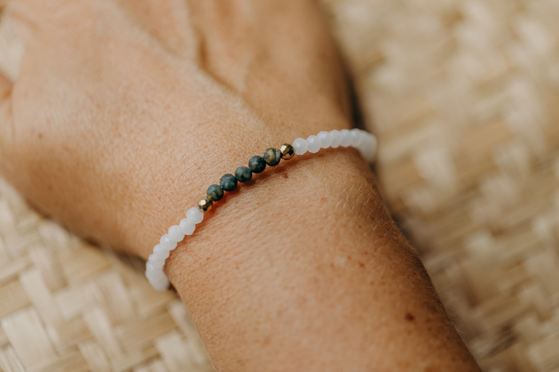 Armband dunkelgrünem Achat Perlen, hellen und grauen Glasperlen