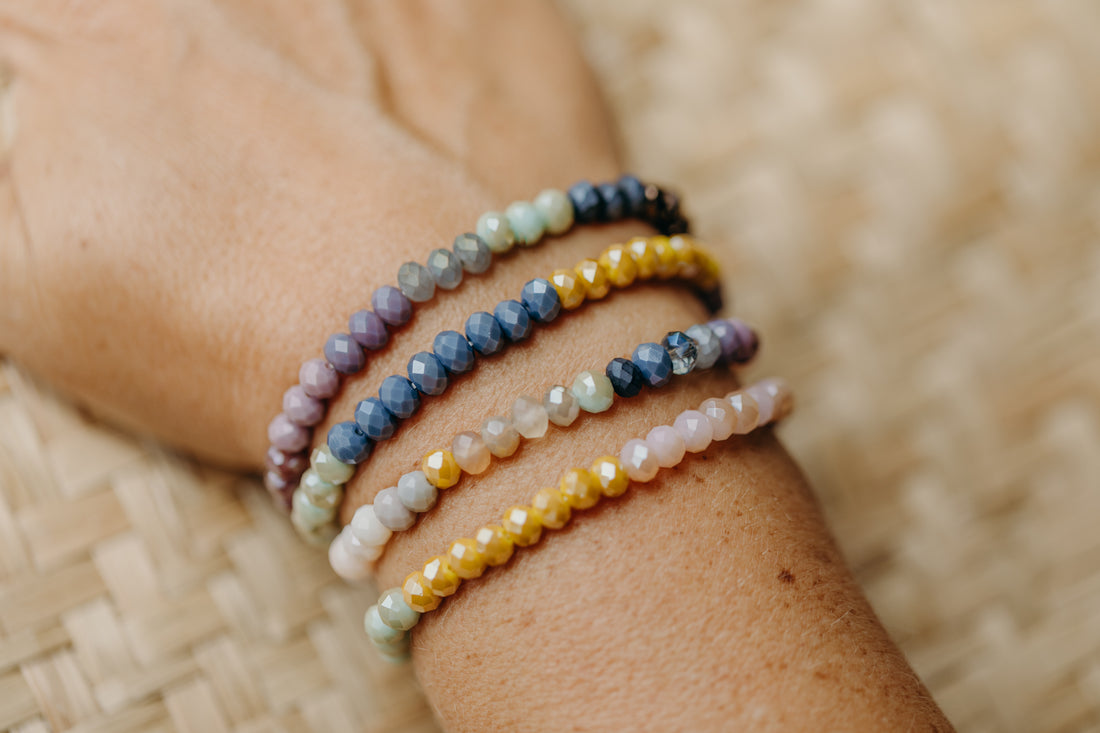two-tone glass bead bracelet blue &amp;amp; cream