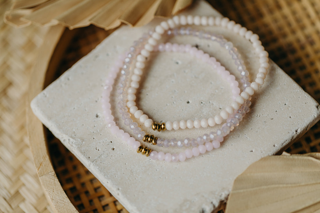 two-tone glass bead bracelet blue & cream