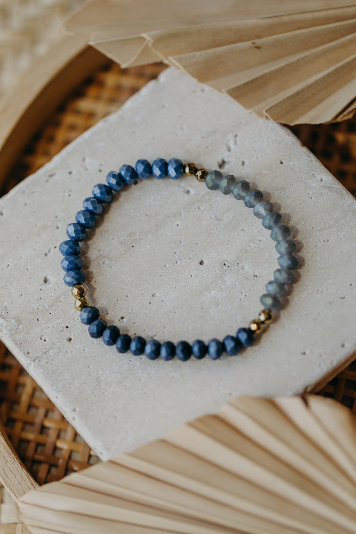 Dreifarbiges Glasperlenarmband - Blau-Grau, Blau und Dunkelblau