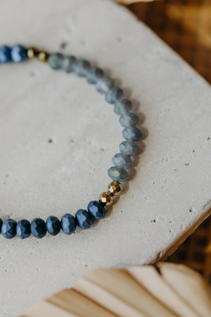 Dreifarbiges Glasperlenarmband - Blau-Grau, Blau und Dunkelblau