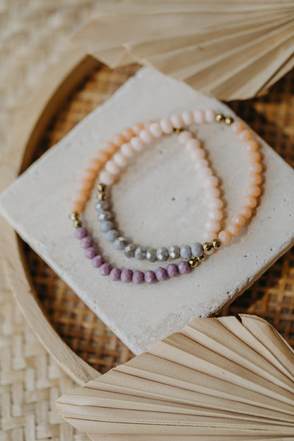 Dreifarbiges Glasperlenarmband - Apricot, Lachs und Grau