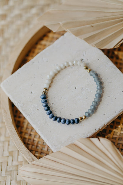 Dreifarbiges Glasperlenarmband - Creme, Blau-Grau und Dunkelblau