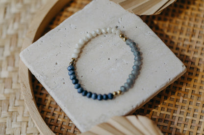 Dreifarbiges Glasperlenarmband - Creme, Blau-Grau und Dunkelblau