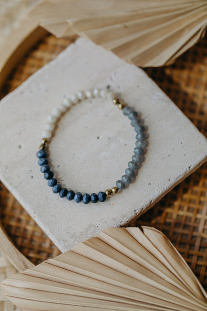 Dreifarbiges Glasperlenarmband - Creme, Blau-Grau und Dunkelblau