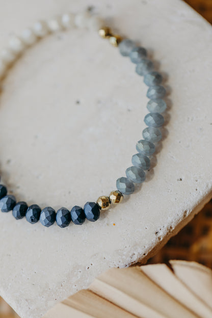 Dreifarbiges Glasperlenarmband - Creme, Blau-Grau und Dunkelblau