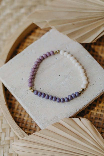 Dreifarbiges Glasperlenarmband- Creme, Flieder und Lila