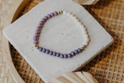 Dreifarbiges Glasperlenarmband- Creme, Flieder und Lila