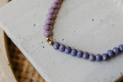 Dreifarbiges Glasperlenarmband- Creme, Flieder und Lila