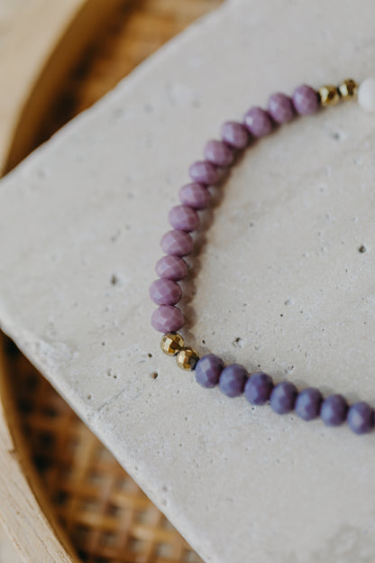 Dreifarbiges Glasperlenarmband- Creme, Flieder und Lila