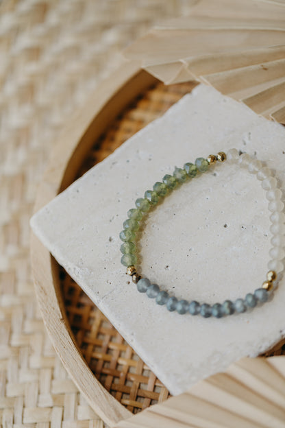 Dreifarbiges Glasperlenarmband - Transparent, Grün und Blau