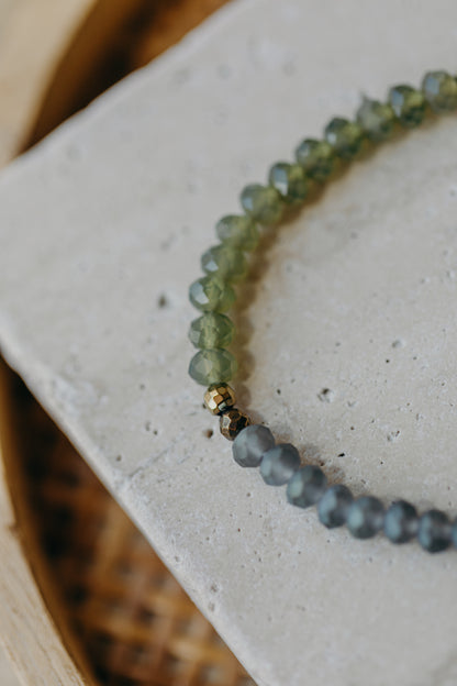 Dreifarbiges Glasperlenarmband - Transparent, Grün und Blau