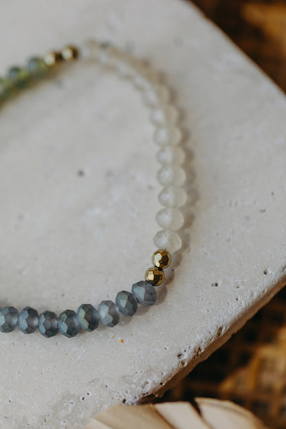 Dreifarbiges Glasperlenarmband - Transparent, Grün und Blau