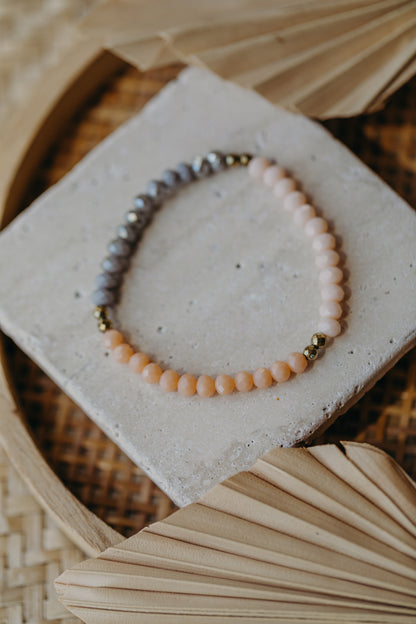 Dreifarbiges Glasperlenarmband - Apricot, Lachs und Grau