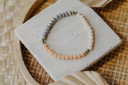 Dreifarbiges Glasperlenarmband - Apricot, Lachs und Grau