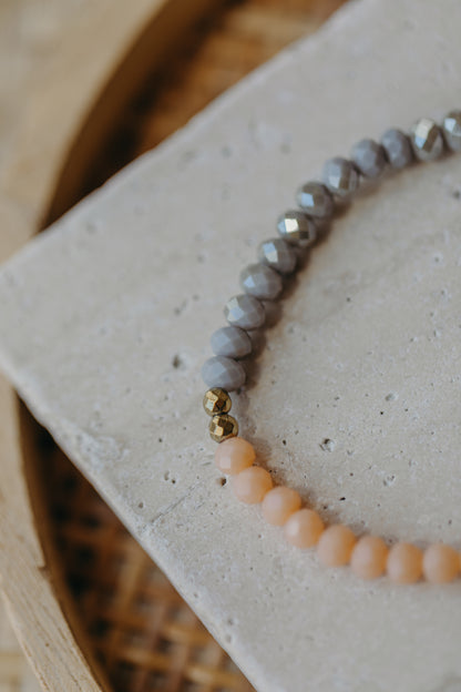 Dreifarbiges Glasperlenarmband - Apricot, Lachs und Grau