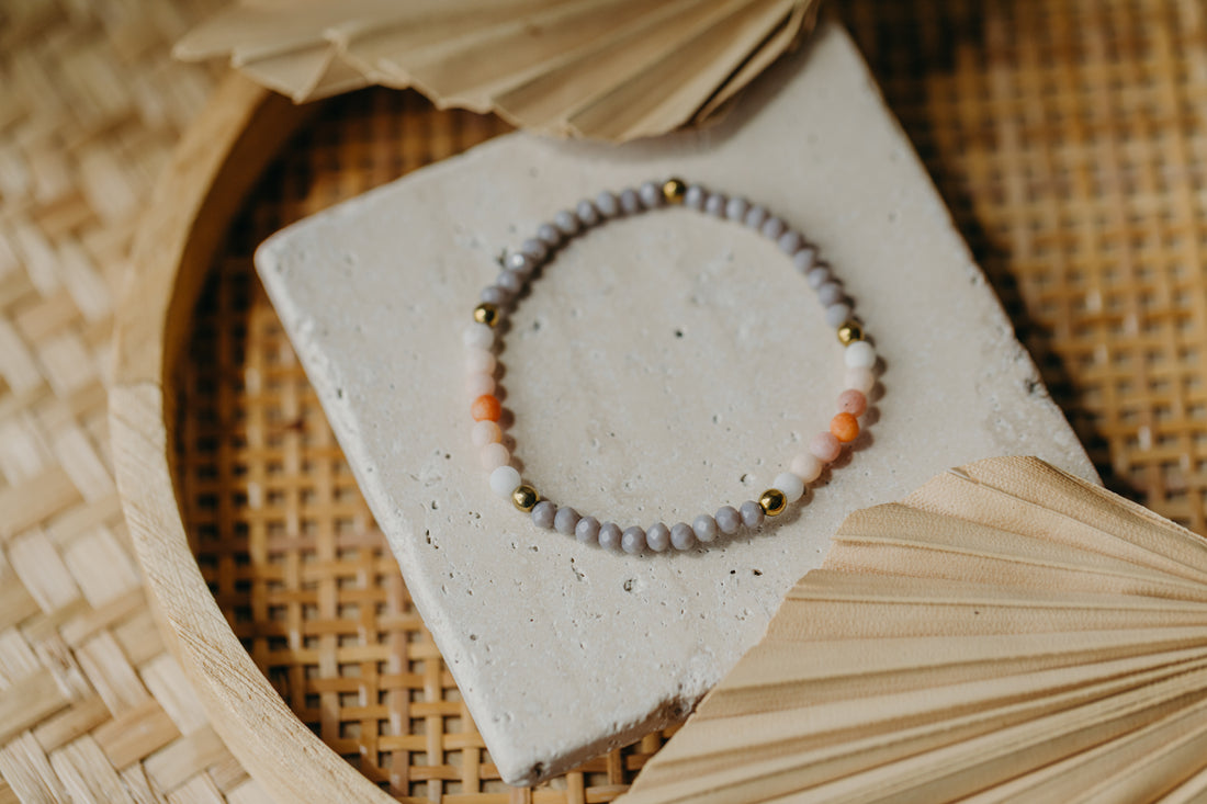 Armband mit weiß-orangen Achat Edelstein Perlen