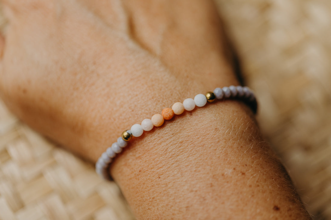 Armband mit weiß-orangen Achat Edelstein Perlen