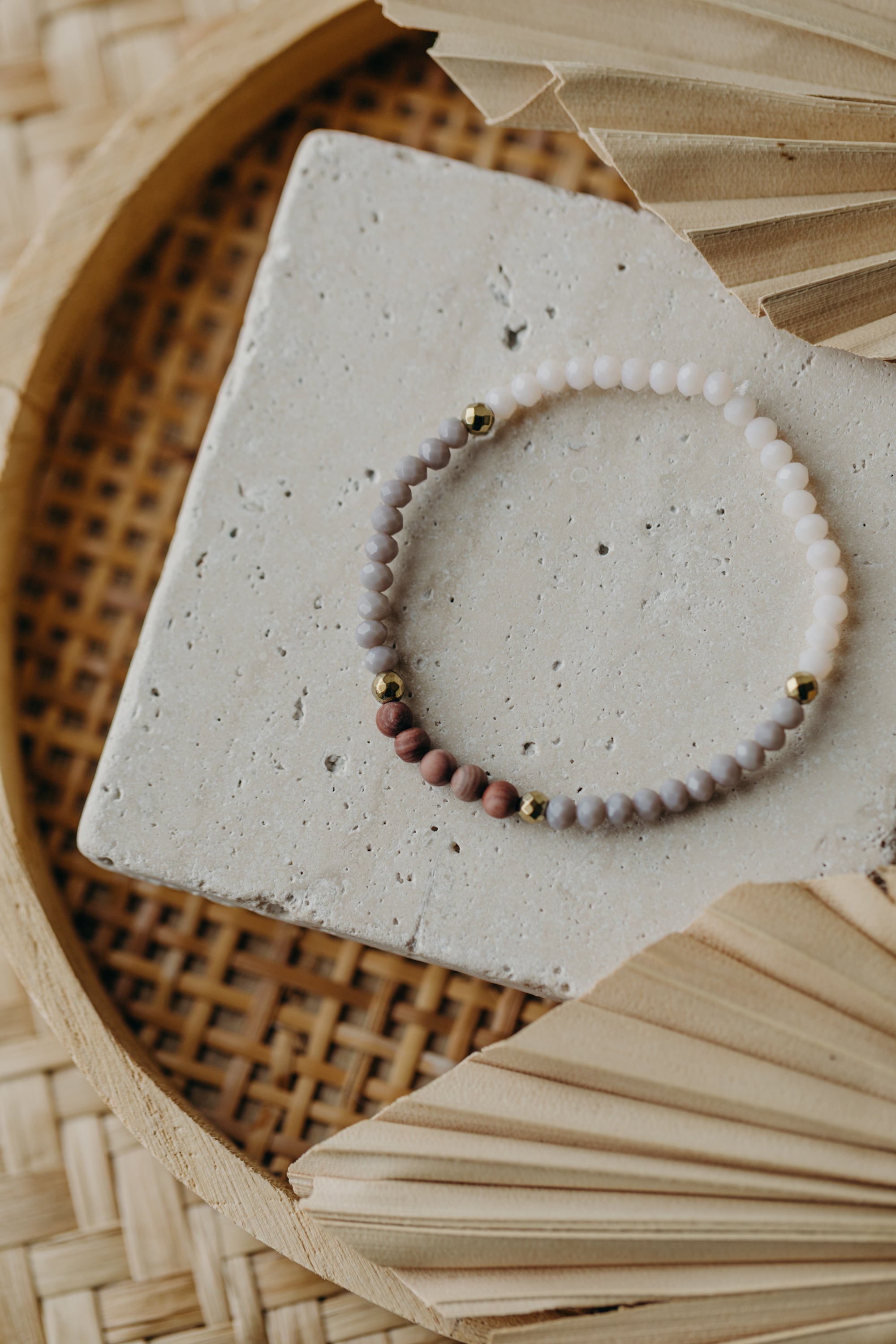 Armband terrakotta Naturstein mit hellen und grauen Perlen