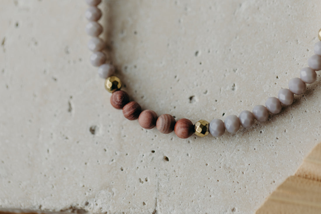 Armband terrakotta Naturstein mit hellen und grauen Perlen