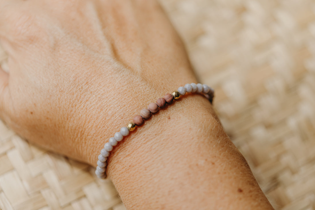 Armband terrakotta Naturstein mit hellen und grauen Perlen