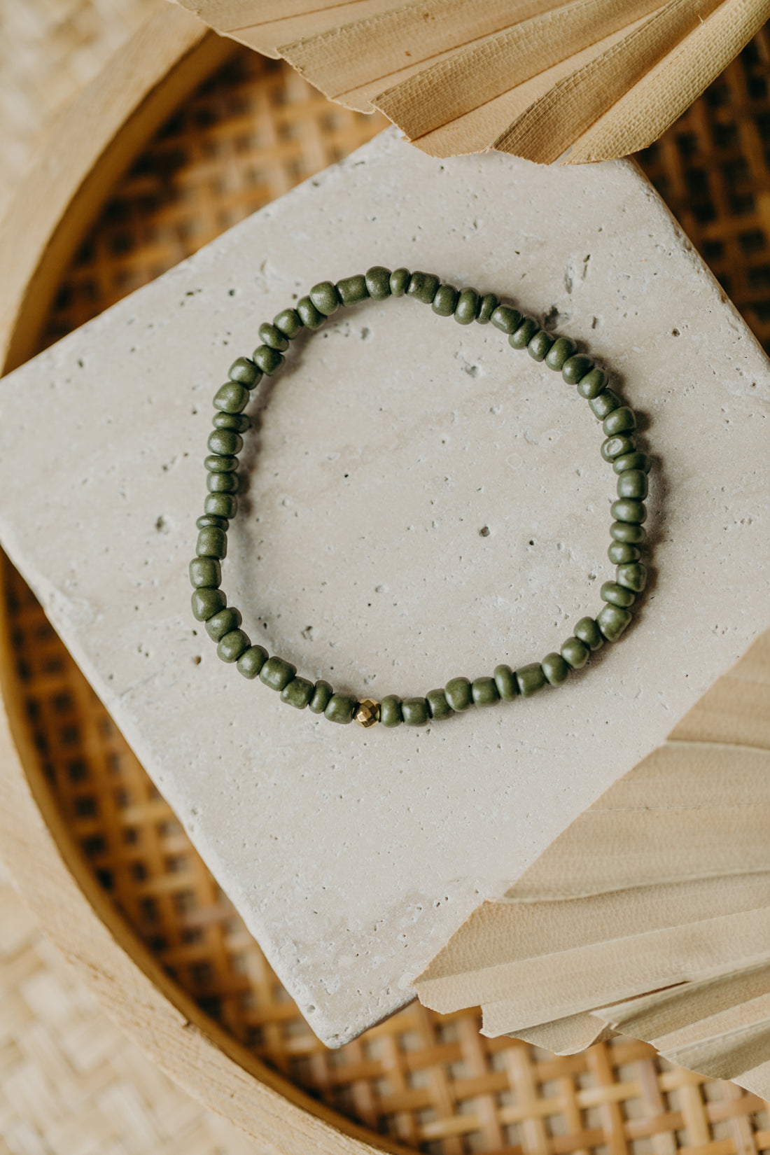 olivgrünes Perlenarmband