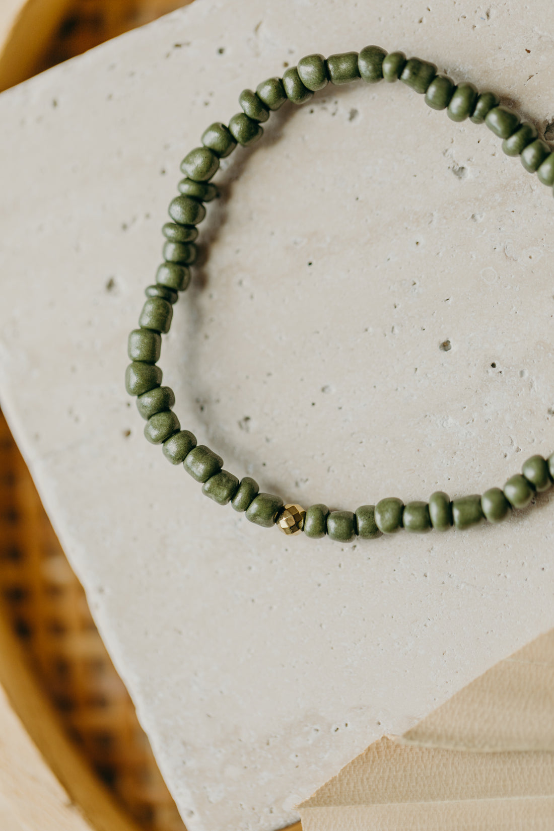 olivgrünes Perlenarmband