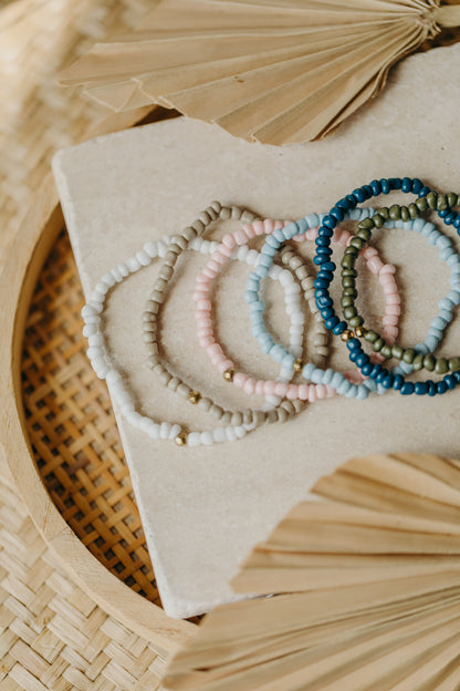 weißes Perlenarmband