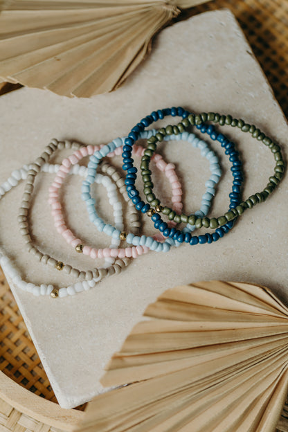 weißes Perlenarmband