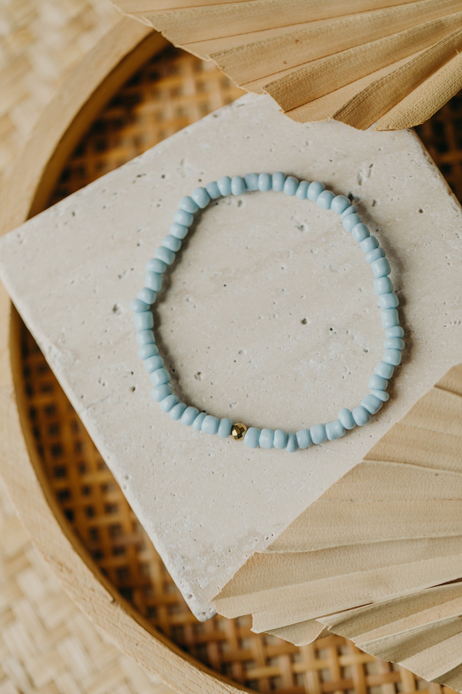 Hellblaues Perlenarmband