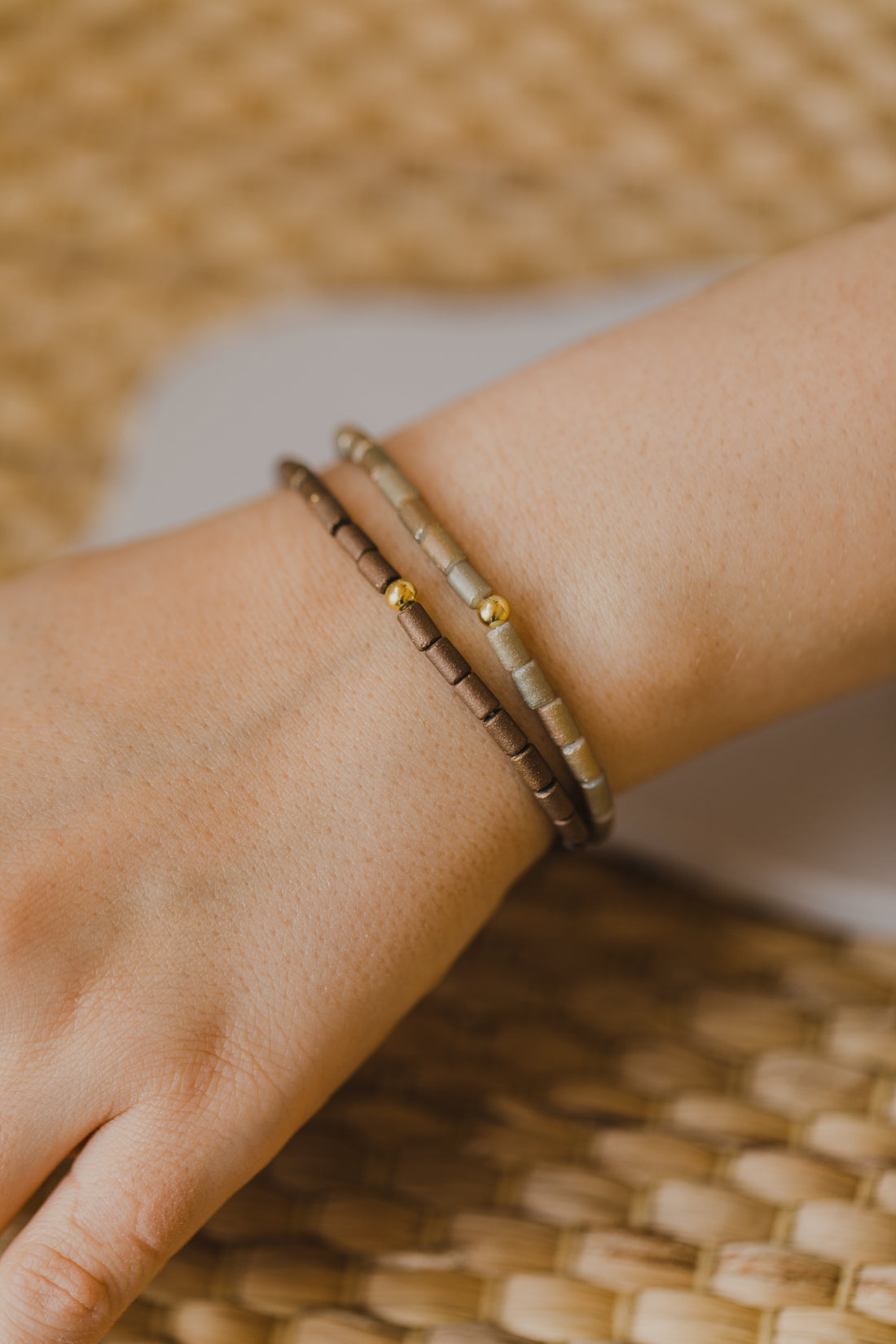 Perlenarmband in Brauntönen