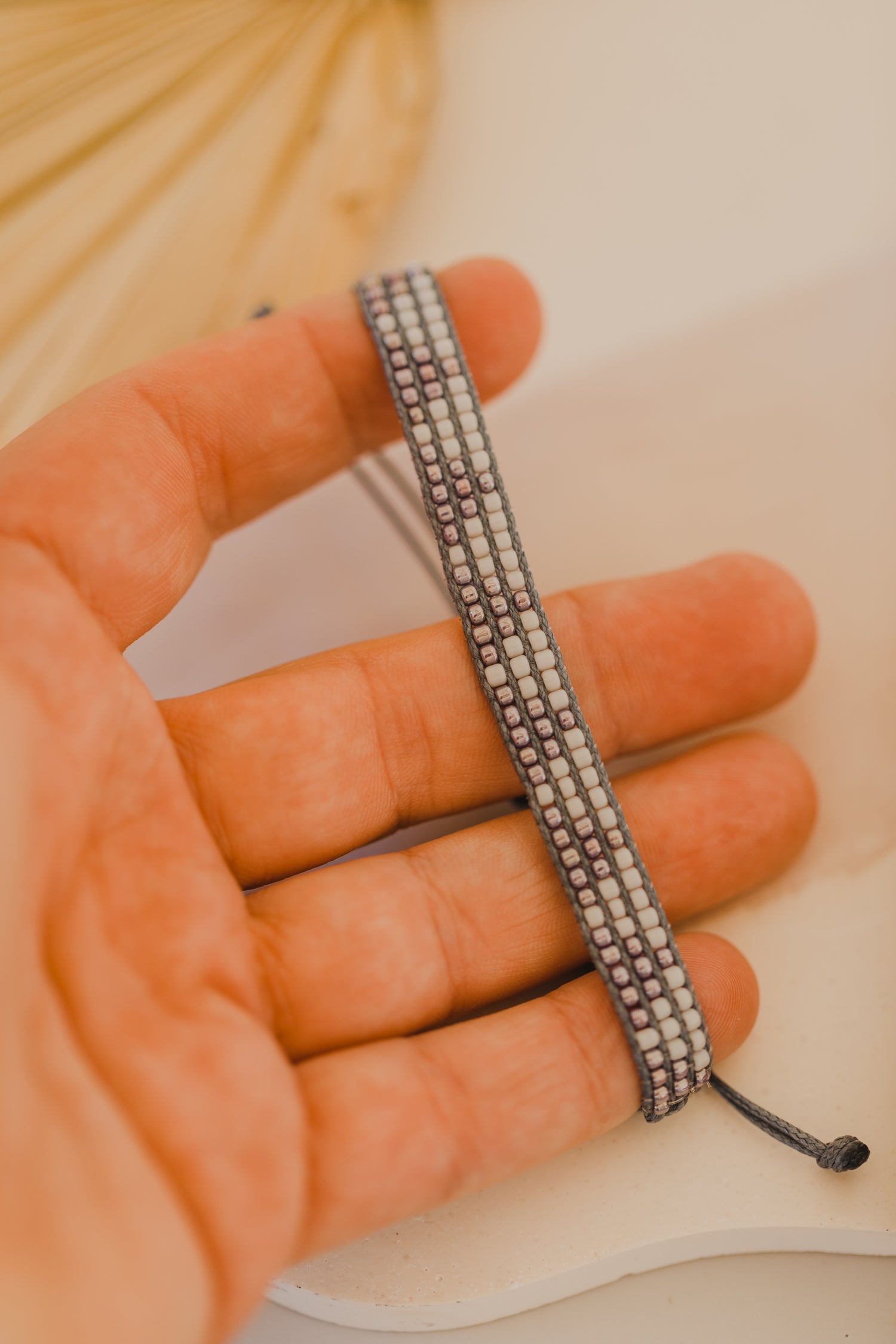 graues Armband aus Rocailles Perlen