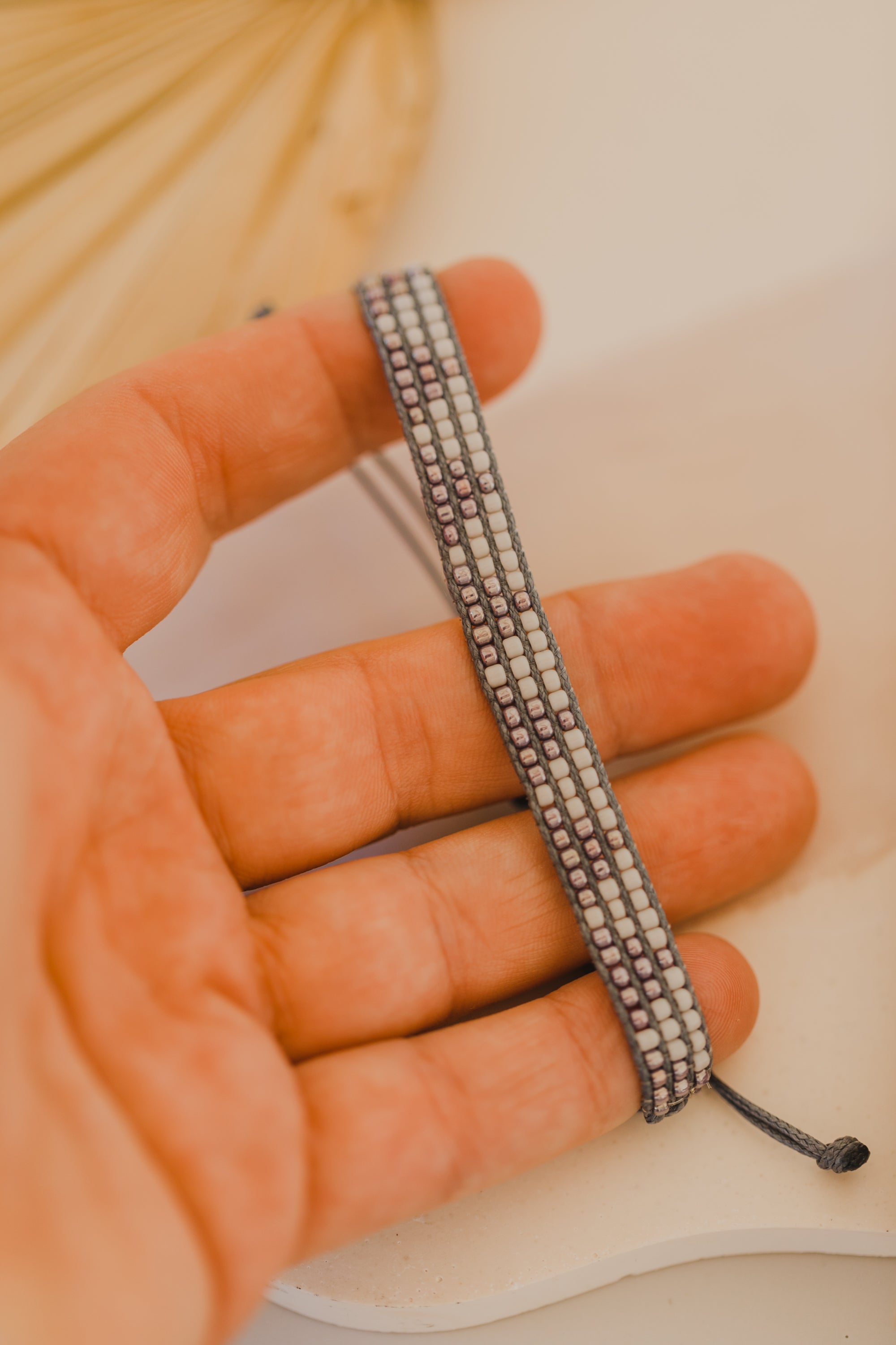 graues Armband aus Rocailles Perlen