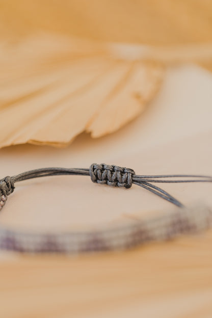 graues Armband aus Rocailles Perlen