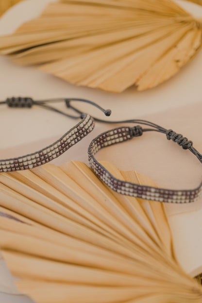 graues Armband aus Rocailles Perlen