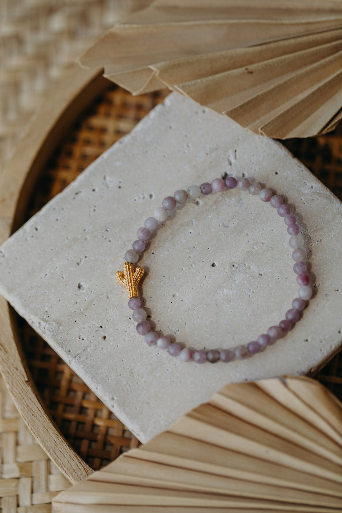 Lila Jade Perlenarmband mit Kaktus