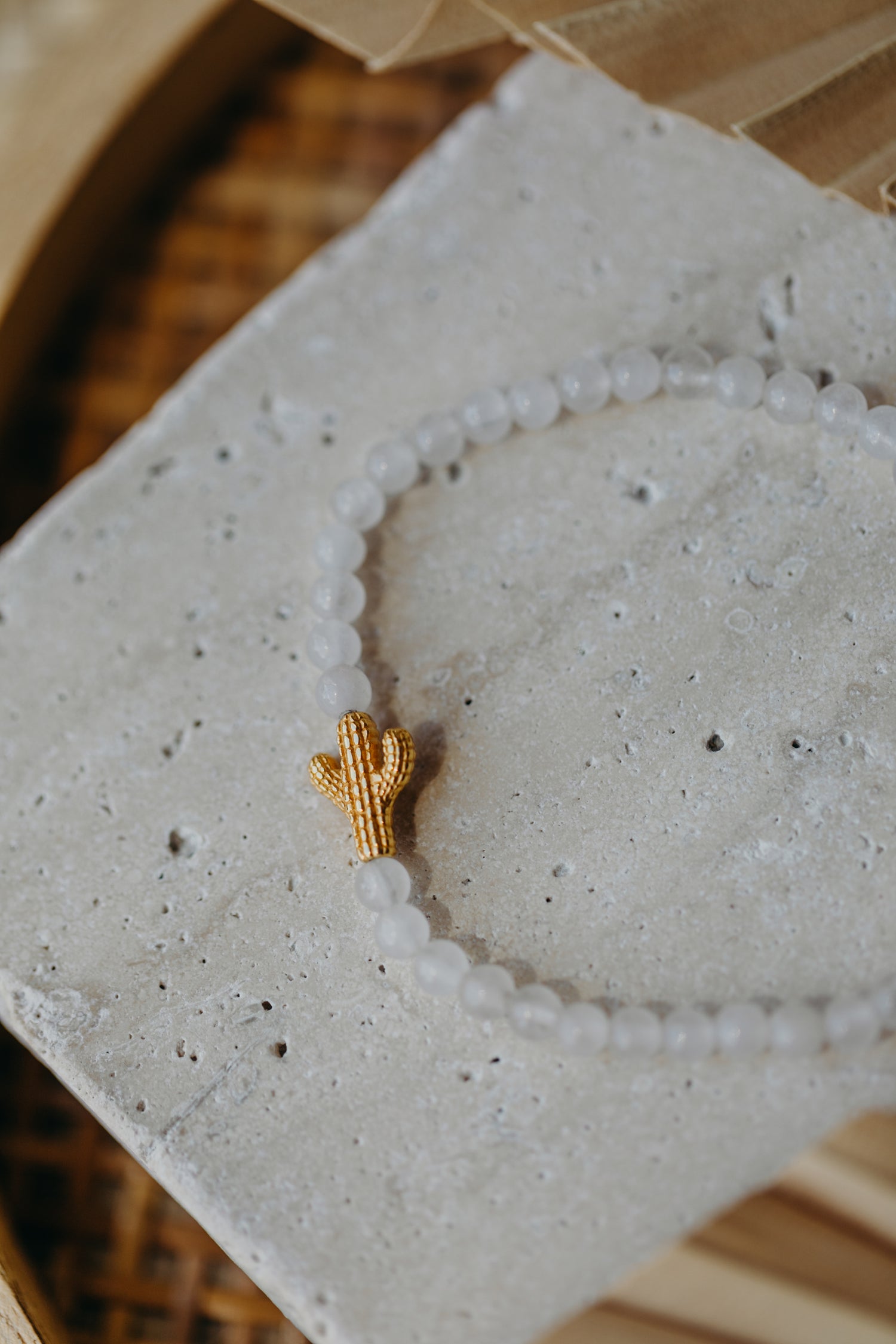 Weißes Jade Perlenarmband mit Kaktus