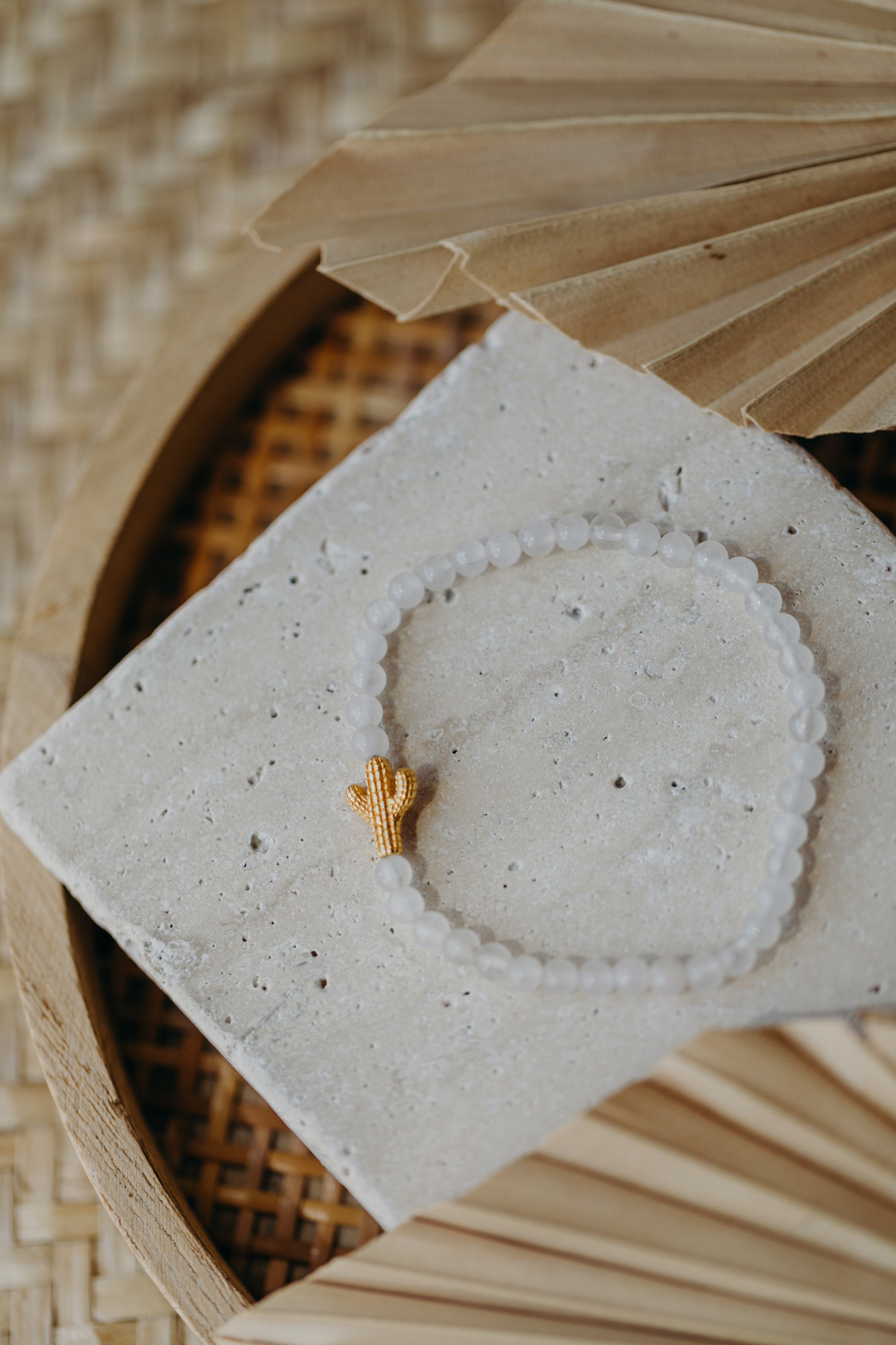 Weißes Jade Perlenarmband mit Kaktus