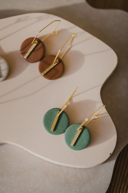 MORLA - sechseckige Creole mit runden Anhänger aus Polymer Ton und Messing