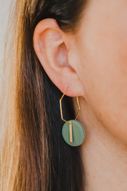 MORLA - sechseckige Creole mit runden Anhänger aus Polymer Ton und Messing